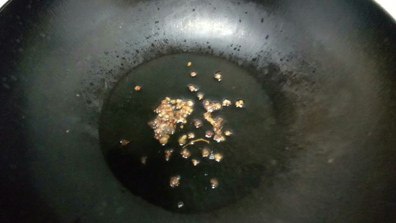 胡萝卜韭菜香菇猪肉饺子,锅中放入适量油,小火炒香<a style='color:red;display:inline-block;' href='/shicai/ 700'>花椒</a>。