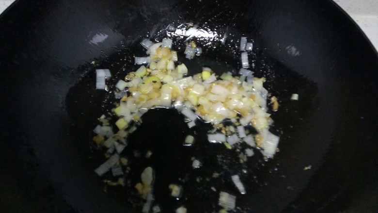 胡萝卜韭菜香菇猪肉饺子,取出花椒留油,小火炒香1半的葱、姜末,关火。