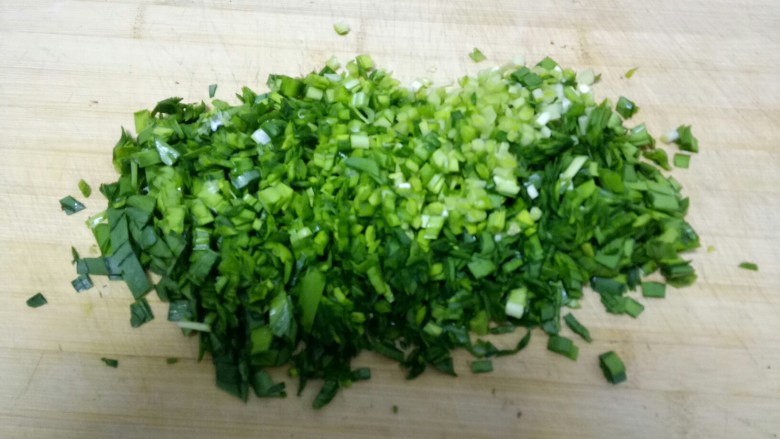 胡萝卜韭菜香菇猪肉饺子,<a style='color:red;display:inline-block;' href='/shicai/ 116'>韭菜</a>洗净控干水,切碎。