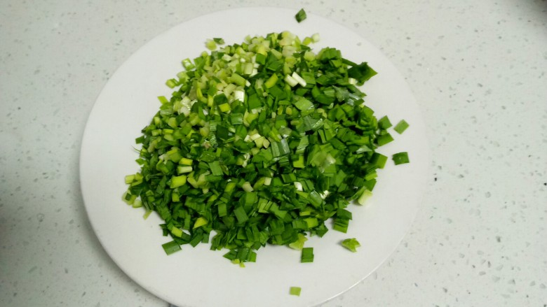 胡萝卜韭菜香菇猪肉饺子,盛入盘中。