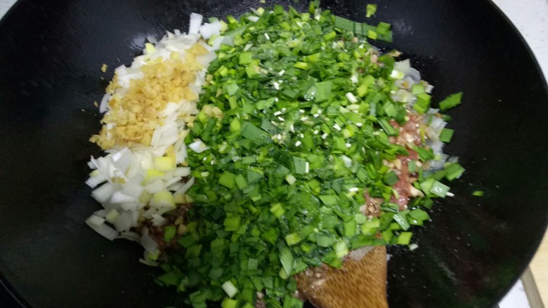 胡萝卜韭菜香菇猪肉饺子,待炒香的姜、葱晾凉后,放入拌好的香菇肉馅,放入另一半葱、姜末,放入韭菜,加入适量香油,放入适量<a style='color:red;display:inline-block;' href='/shicai/ 756'>鸡精</a>,根据个人口味放入适量盐。