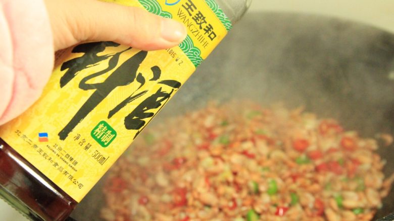 辣炒河虾,调味,<a style='color:red;display:inline-block;' href='/shicai/ 718'>料酒</a>去腥