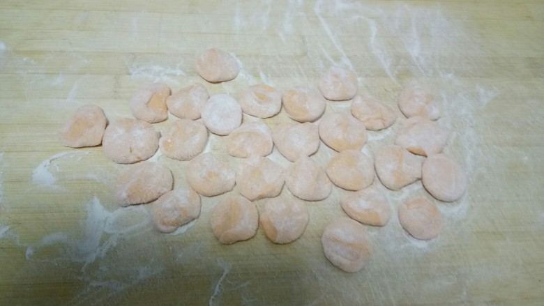 胡萝卜韭菜香菇猪肉饺子,用手按扁。