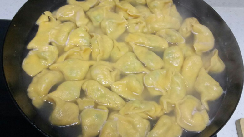 胡萝卜韭菜香菇猪肉饺子,锅中放入适量水,水开后放入饺子,煮3分钟,透过皮能看见馅就熟了。