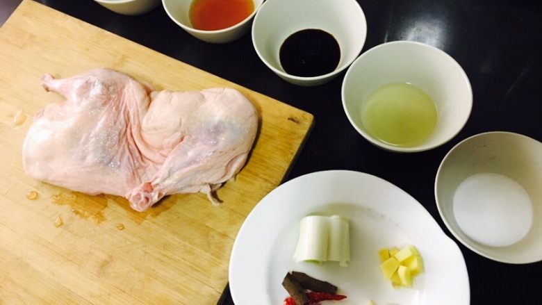 松仁啤酒鸭,解冻好的鸭子,开始斩块