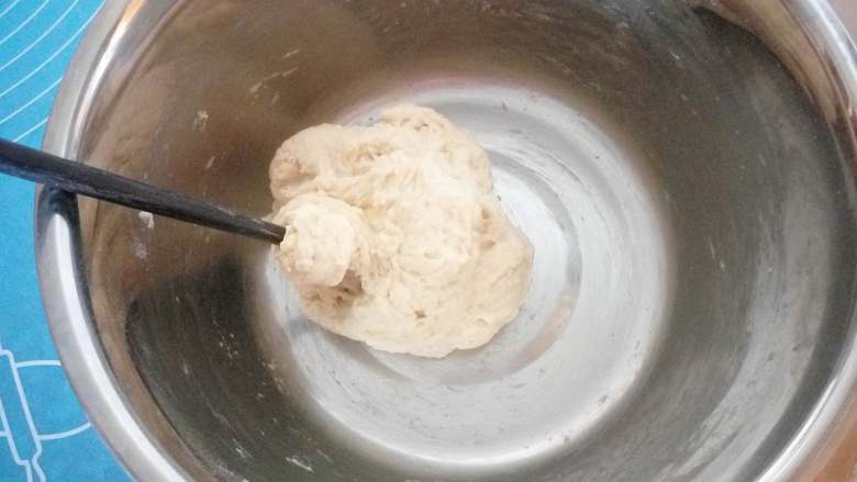 豆沙墨西哥面包,用筷子搅拌成团