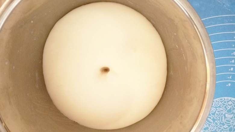 豆沙墨西哥面包,面团发酵至2-2.5倍大,用手指沾干粉,在面团中戳一个洞,洞口不回缩,不塌陷,证明已经发酵完成