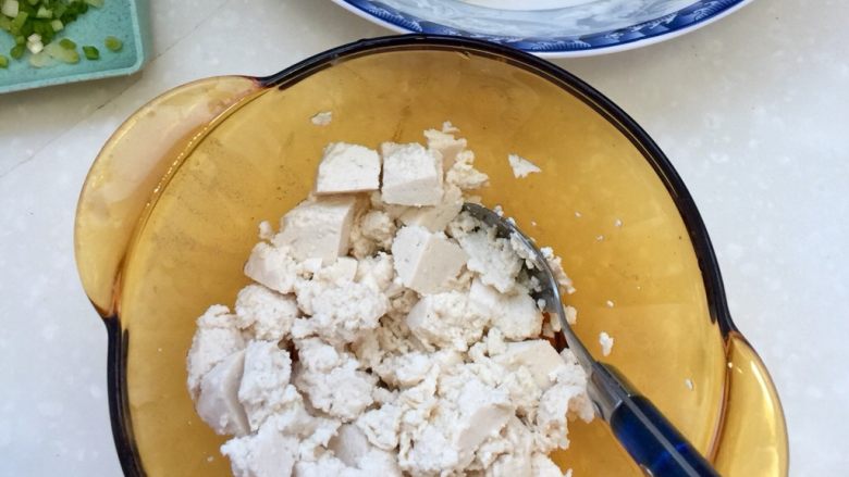 客家美味➕酿豆腐青菜煲,挖出来的豆腐不要扔,可以做其他菜。我把多的肉馅和挖出来的豆腐捏了猪肉豆腐丸子做汤