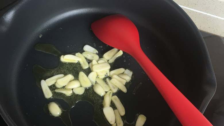 酱香拌面,放入蒜,翻炒出香味