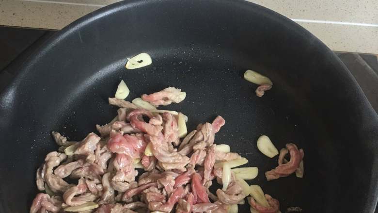 酱香拌面,放入猪肉,翻炒2分钟