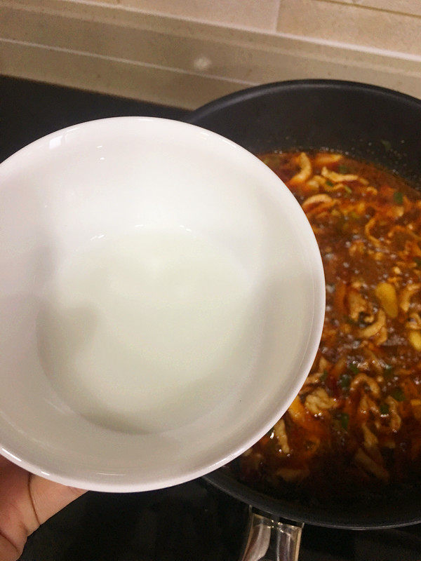 酱香拌面,淀粉兑水搅拌均匀,倒入锅中