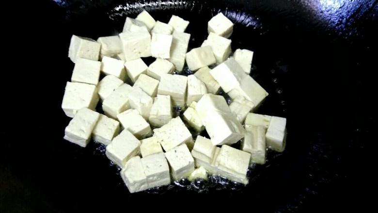 宫保豆腐,锅里剩适量底油,放入豆腐,先不要用铲子铲,拿着炒锅前后晃动,不粘锅,待其变焦黄,用铲子小心翻动