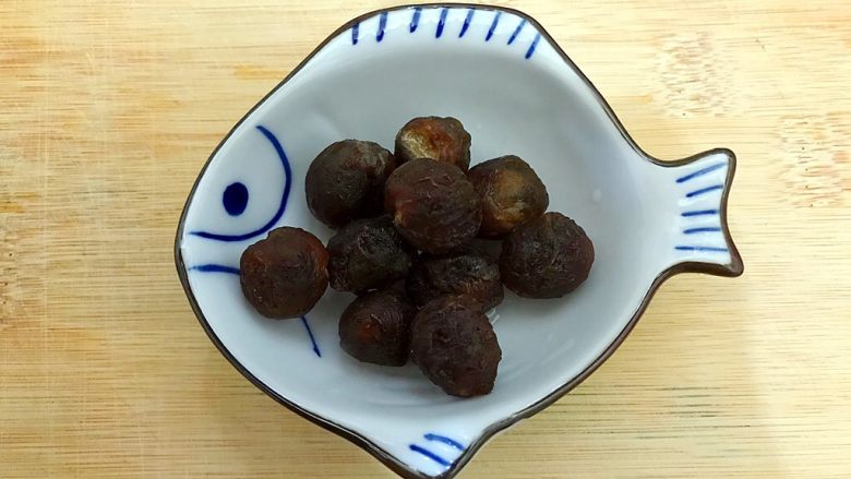 电饭煲+安神健脾养胃の白薯桂圆红糖小米粥,<a style='color:red;display:inline-block;' href='/shicai/ 593'>桂圆</a>剥去外壳,稍微冲洗一下,备用