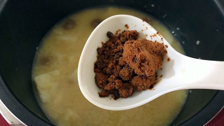 电饭煲+安神健脾养胃の白薯桂圆红糖小米粥,待电饭煲完成工作,打开锅盖,放入适量<a style='color:red;display:inline-block;' href='/shicai/ 882'>红糖</a>