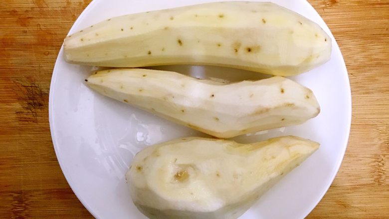 电饭煲+安神健脾养胃の白薯桂圆红糖小米粥,<a style='color:red;display:inline-block;' href='/shicai/ 2601'>白薯</a>去皮,洗净
