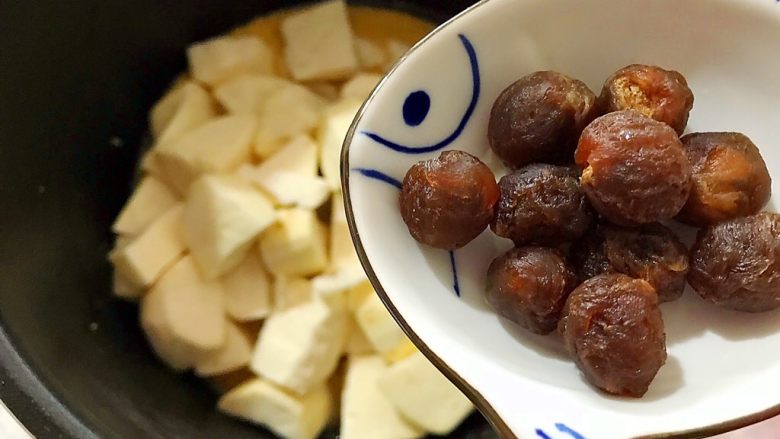 电饭煲+安神健脾养胃の白薯桂圆红糖小米粥,加入桂圆