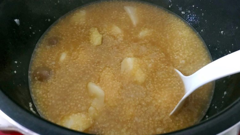 电饭煲+安神健脾养胃の白薯桂圆红糖小米粥,搅拌均匀,即可
