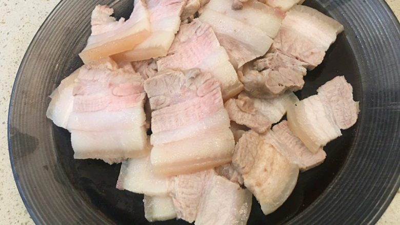 凉拌五花肉,等五花肉凉透以后切成均匀的薄片