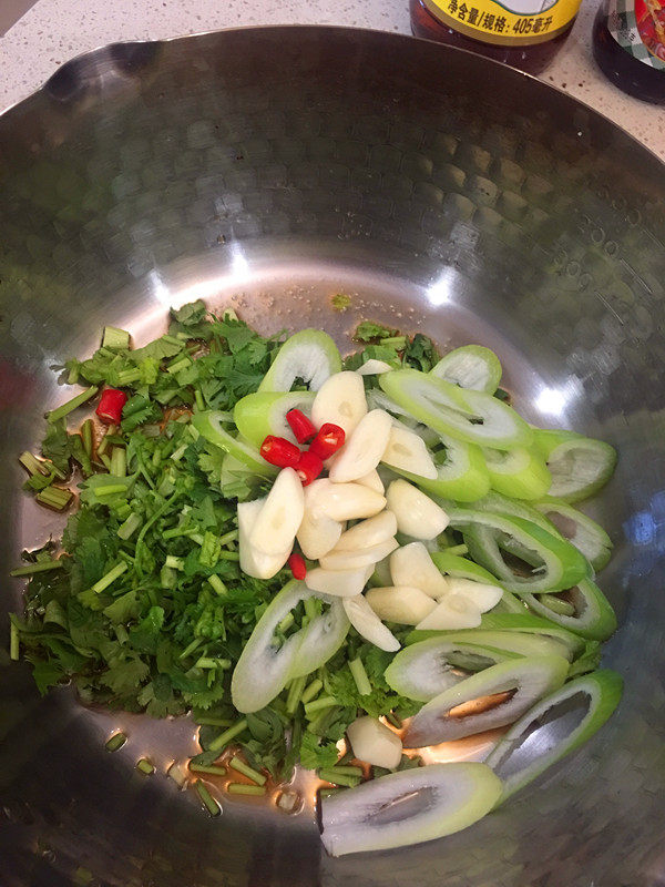 凉拌五花肉,拿一个大一点的容器，放入准备好的<a style='color:red;display:inline-block;' href='/shicai/ 131'>香菜</a>、<a style='color:red;display:inline-block;' href='/shicai/ 138'>大葱</a>、蒜、辣椒、醋、生抽、<a style='color:red;display:inline-block;' href='/shicai/ 721'>蚝油</a>、<a style='color:red;display:inline-block;' href='/shicai/ 847'>香油</a>、<a style='color:red;display:inline-block;' href='/shicai/ 704'>椒盐</a>、<a style='color:red;display:inline-block;' href='/shicai/ 3729'>白糖</a>等。