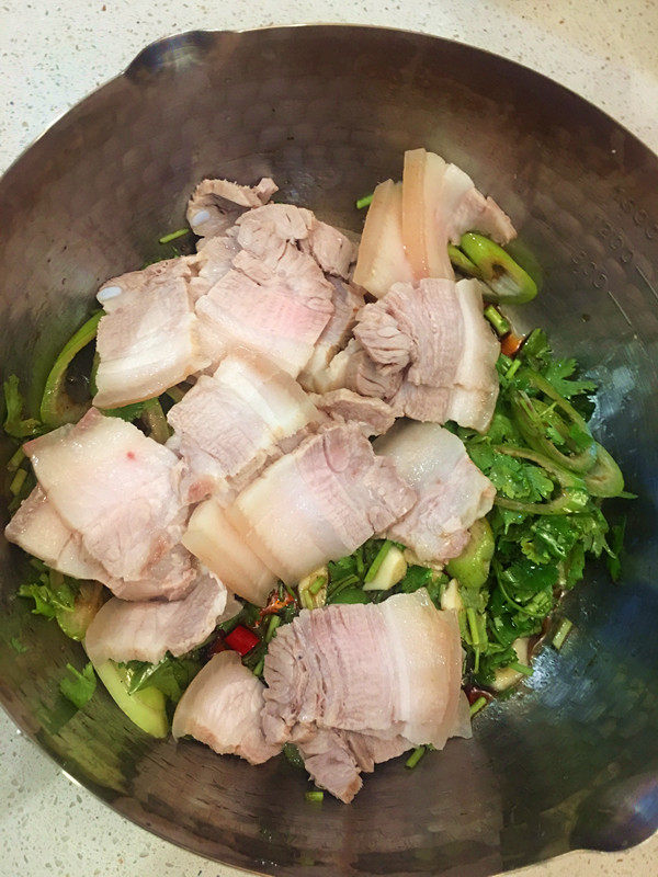凉拌五花肉,放入五花肉,手上带上一次性手套,然后抓腌均匀。