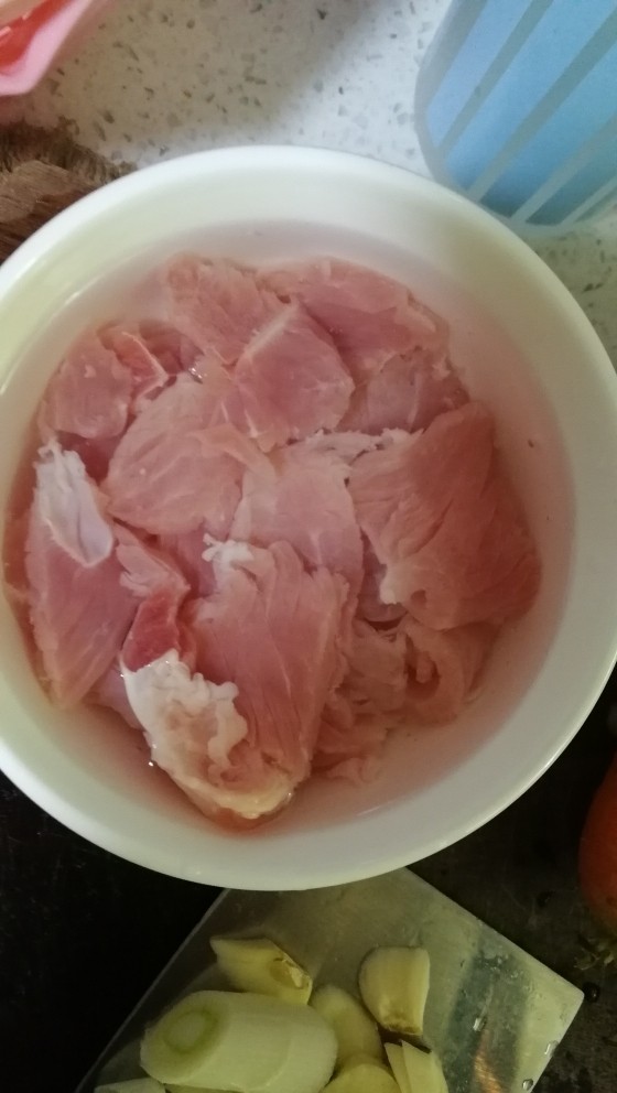水煮肉片,将<a style='color:red;display:inline-block;' href='/shicai/ 4430'>里脊肉</a>清洗切片，浸泡在清水中，