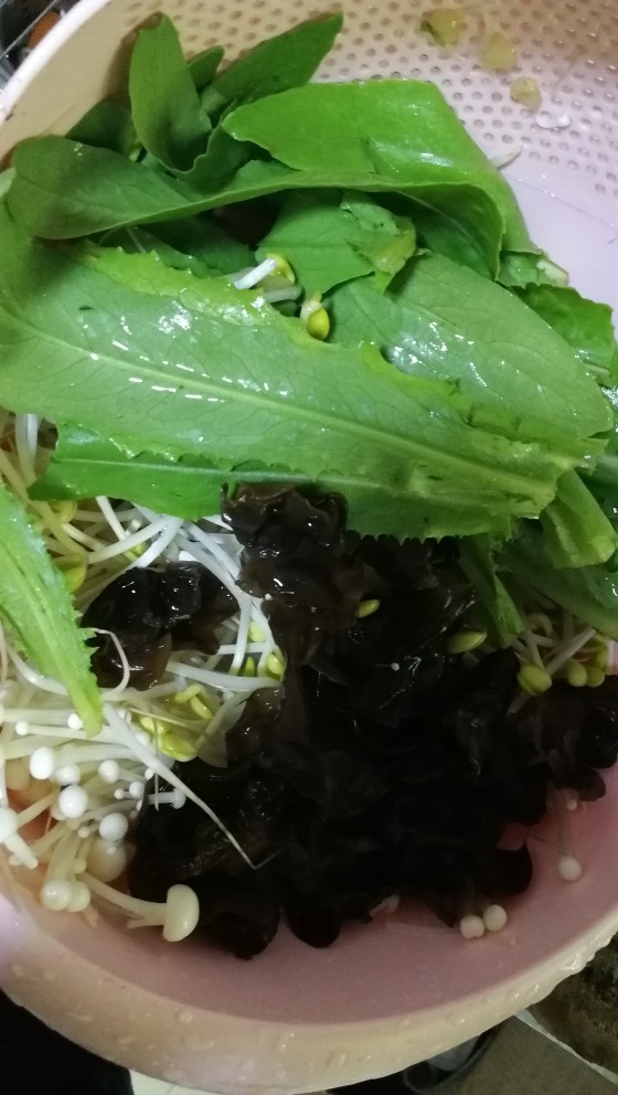 水煮肉片,清洗水煮肉片的配菜，豆芽，油麦菜，木耳，