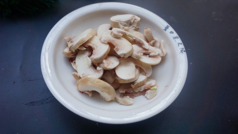 咖喱虾仁意面,<a style='color:red;display:inline-block;' href='/shicai/ 235'>口蘑</a>洗干净切片