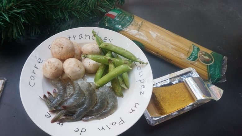 咖喱虾仁意面,准备好所有食材