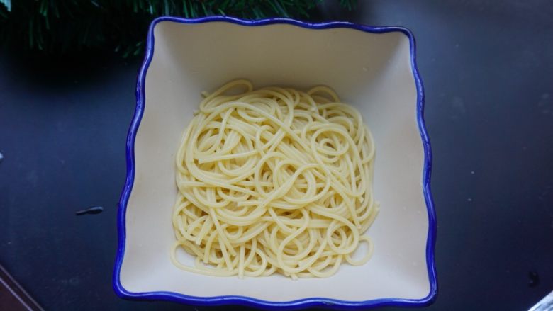 咖喱虾仁意面,煮熟后捞起放入碗中待用