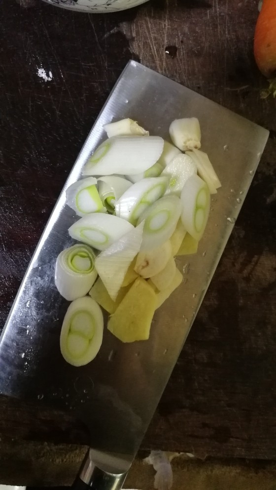 水煮肉片,<a style='color:red;display:inline-block;' href='/shicai/ 3250'>葱</a>  <a style='color:red;display:inline-block;' href='/shicai/ 37'>姜</a>   蒜   切片放在一边，