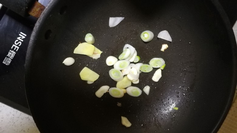 水煮肉片,热锅倒入30-50ml的油，加热放入葱姜蒜，炒出香味，