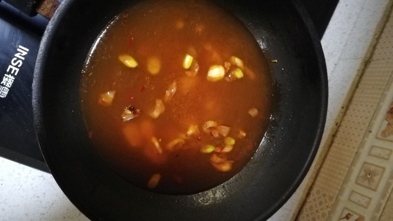 水煮肉片,加入一勺豆瓣酱，翻炒均匀，加入清水烧开。