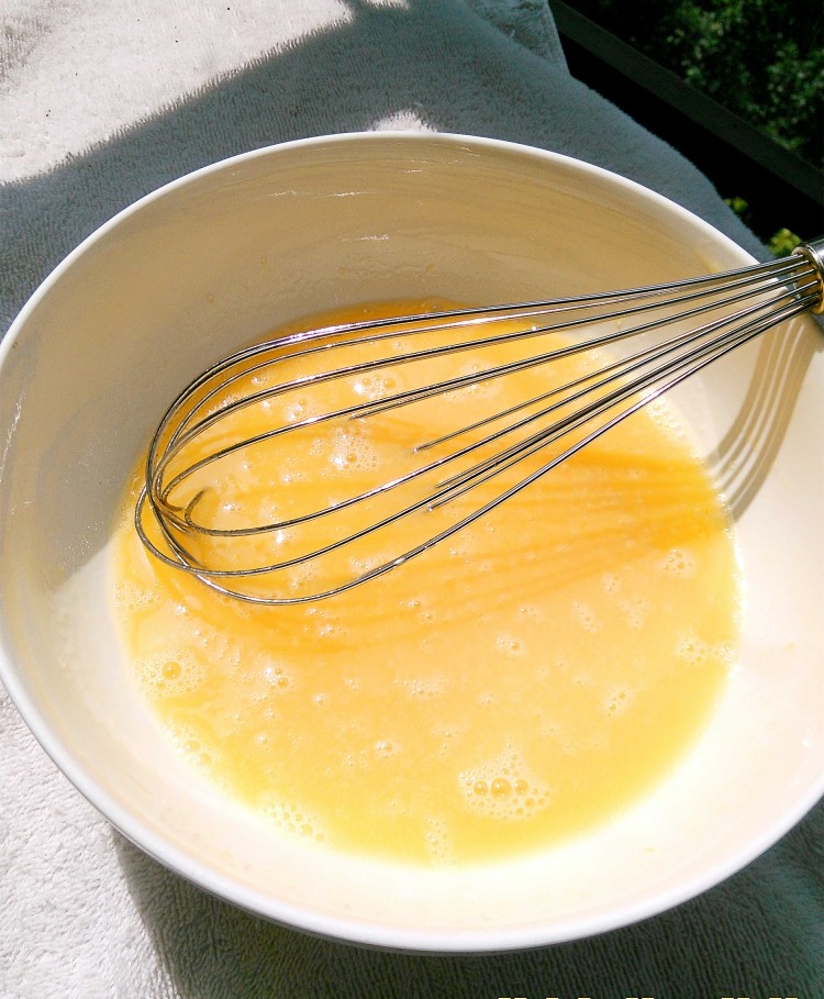 玛德琳,用手动打蛋器搅拌均匀,此时烤箱预热,上管130℃,下管120℃。