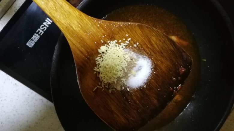 水煮肉片,给锅里加入调料：盐两勺，十三香一勺，鸡精两勺，