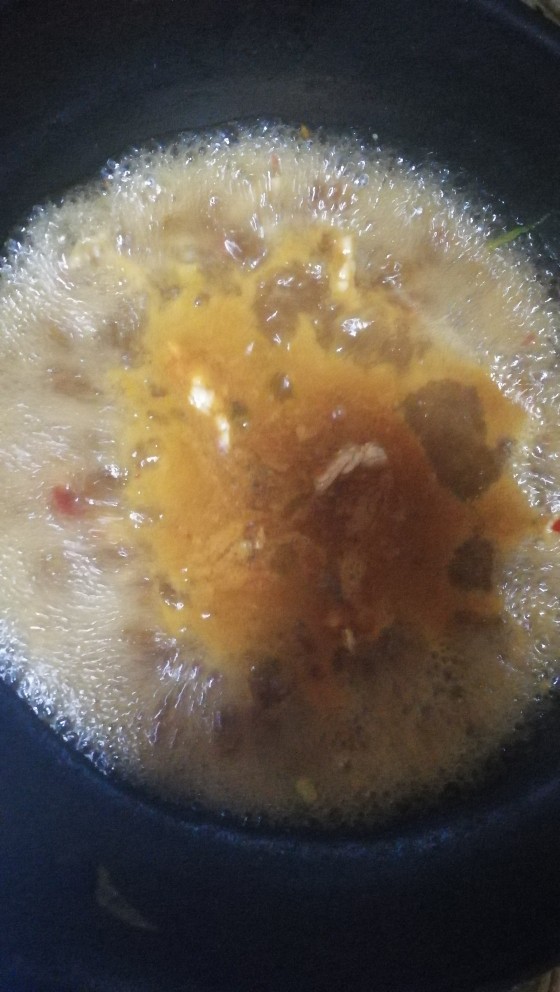 水煮肉片,将锅里的汤烧开，将里脊肉片倒入锅中，盖好盖子。