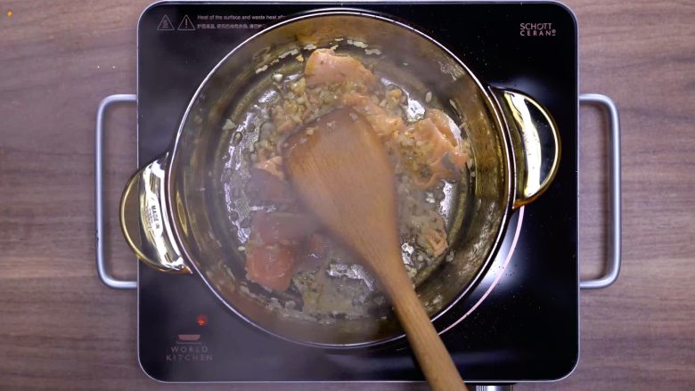 牛奶三文鱼荞麦面,锅内加入<a style='color:red;display:inline-block;' href='/shicai/ 851'>橄榄油</a><a style='color:red;display:inline-block;' href='/shicai/ 29'>洋葱</a>碎、蒜碎炒香，加入<a style='color:red;display:inline-block;' href='/shicai/ 11820'>烟熏三文鱼</a>简单煎一下。