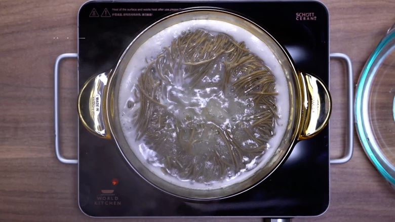 牛奶三文鱼荞麦面,首先将水烧开加入<a style='color:red;display:inline-block;' href='/shicai/ 4934'>荞麦面</a>，煮2分钟取出过凉水备用。