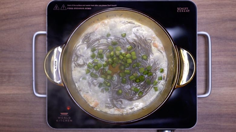 牛奶三文鱼荞麦面,<a style='color:red;display:inline-block;' href='/shicai/ 219'>牛奶</a>烧开后加入面，加入盐、<a style='color:red;display:inline-block;' href='/shicai/ 813'>鸡粉</a>、<a style='color:red;display:inline-block;' href='/shicai/ 761'>辣椒粉</a>调味，收汁。