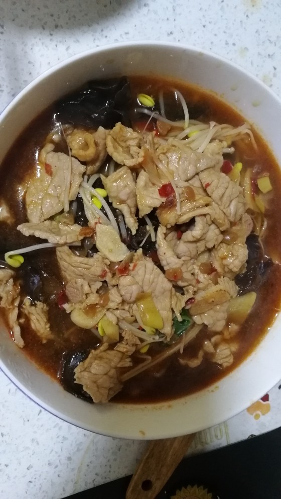 水煮肉片,烧开即可将里脊肉片捞出，放入碗中，