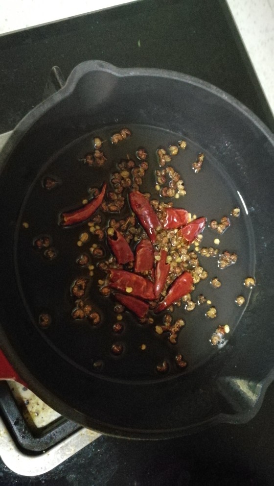 水煮肉片,热锅烧油30-50ml，小火烧油，加入<a style='color:red;display:inline-block;' href='/shicai/ 86474'>干辣椒</a>，<a style='color:red;display:inline-block;' href='/shicai/ 700'>花椒</a>颗粒，炒出香味即可将淋到碗里，一份家常的水煮肉片即可完成。