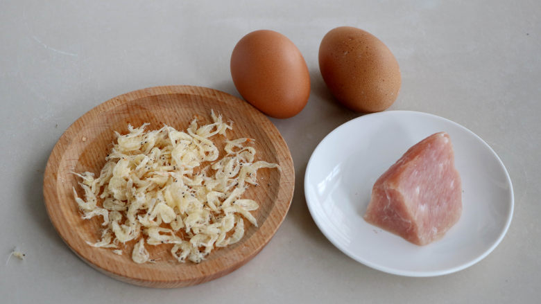 肉末蒸蛋羹,1、准备所需食材；
