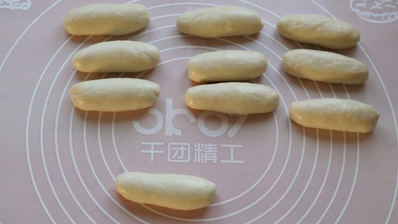 宫廷香酥牛肉饼,将案上抹些油,把饧好的面团分成10个小剂子,每份搓成长条,继续醒1小时。
