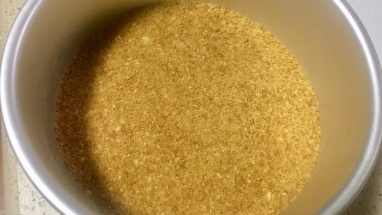 抹茶双味芝士生日蛋糕,选活底模具,将5铺入蛋糕模具底部,尽量铺平实