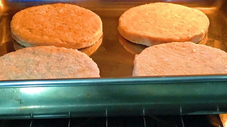 双层鸡肉米饭堡,放烤盘里入烤箱里烘烤(也可以煎或者炸,烤的油相当少,会更健康一点)