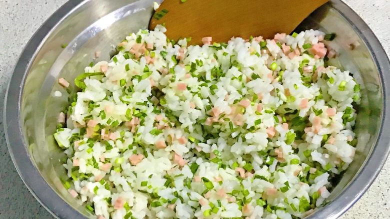 双层鸡肉米饭堡,韭菜末也倒在米饭里,和米饭、火腿丁一起拌匀。