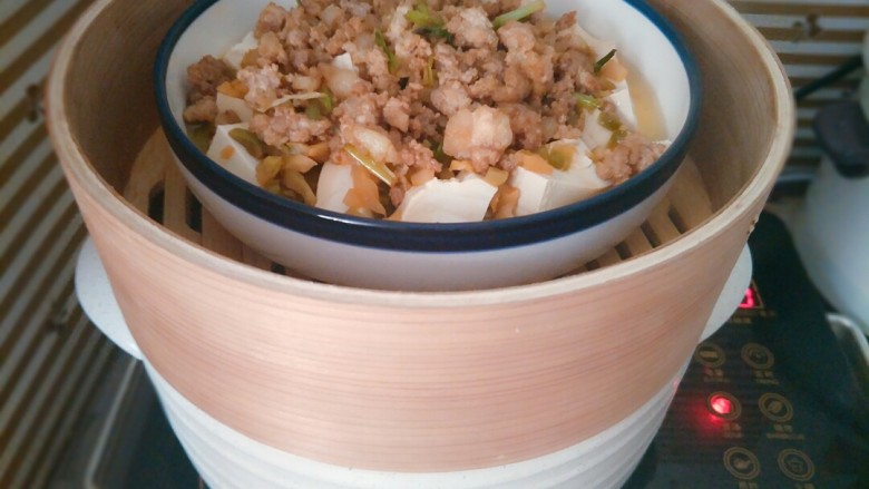 榨菜肉末蒸豆腐,锅里水烧开,上锅蒸10分钟左右