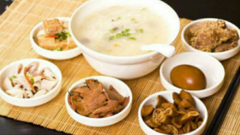 漂浮的面线糊,是乡愁,是家的味道,白灼九节虾、鲜鱿鱼,卤大肠,卤蛋,面线糊起锅,加上此等配料,相当美味