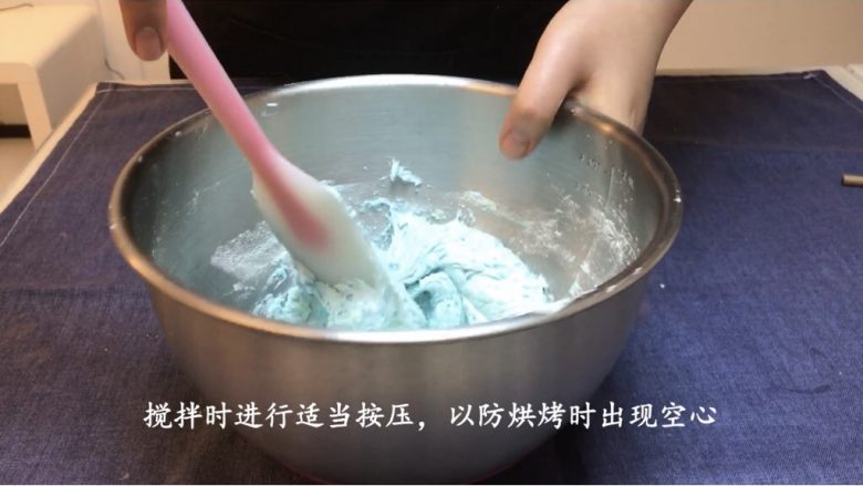 零失败 适合新手的法式马卡龙,搅拌时进行适当按压,这是为了消掉一点泡,不至于空心。翻拌后的样子是:提起刮刀,马卡龙糊呈断断续续的带状就可以了,呈连贯不间断的线状,这就是翻拌过头了。一定要边翻拌边检查。