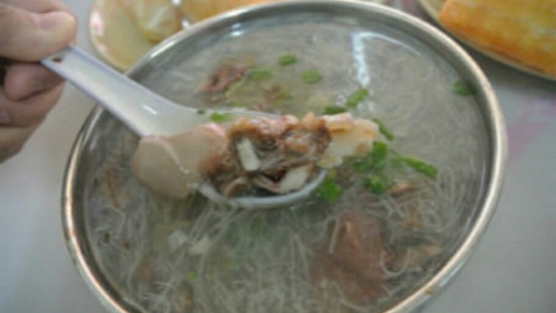 漂浮的面线糊,是乡愁,是家的味道,再加上油条和炸菜果,那就是地道的泉州面线糊了