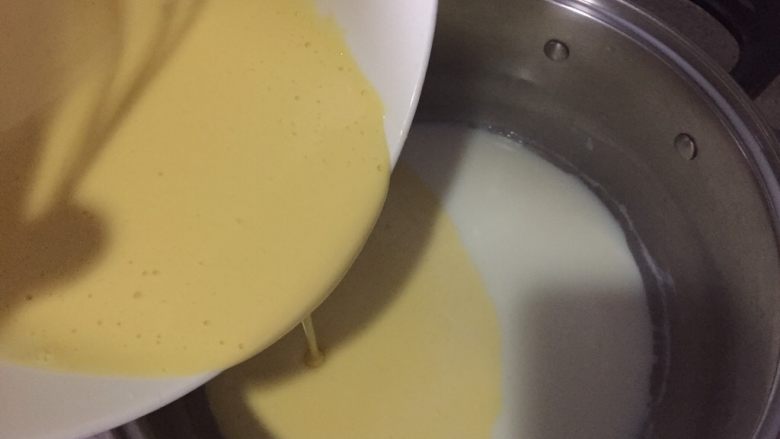 卡士达酱蛋糕杯,再倒回牛奶锅里,全程小火,不停的搅拌,使劲搅,至浓稠